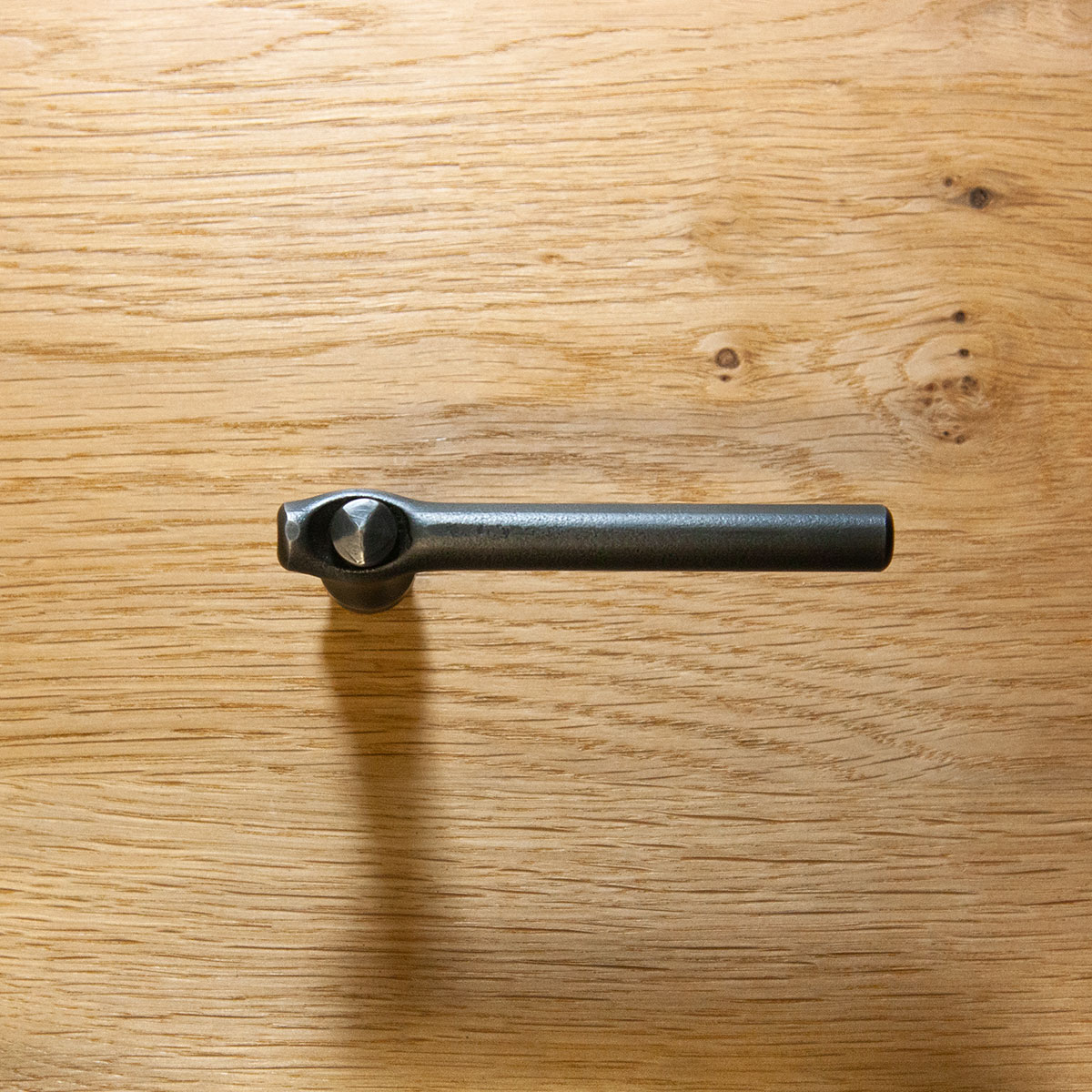 Türdrücker rund, vernietetes Auge, gerade