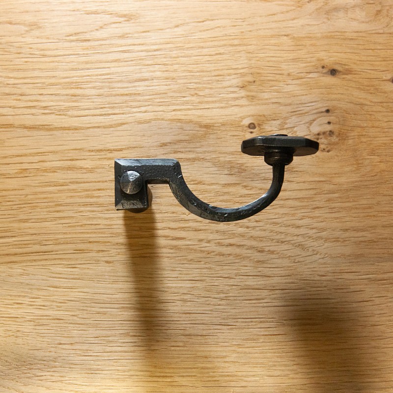 Handgeschmiedet, rustikaler Drücker, vernietet, eckig